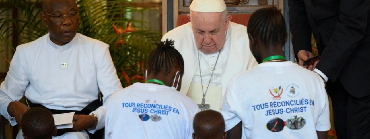 Paus Franciscus ontmoet slachtoffers van het geweld in Oost-Congo. Hij maakte hun pijn tot de zijne. Maar waar blijft de internationale gemeenschap? Waar blijft België? © Vatican News