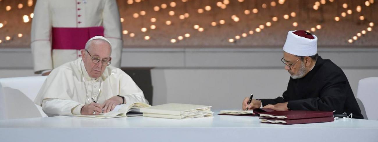 Paus Franciscus en grootimam Ahmed el-Tayeb ondertekenen het document 'Menselijke broederlijkheid. Voor wereldvrede en samenleven' op 4 februari 2019 in Abu Dhabi © Vatican News on Facebook