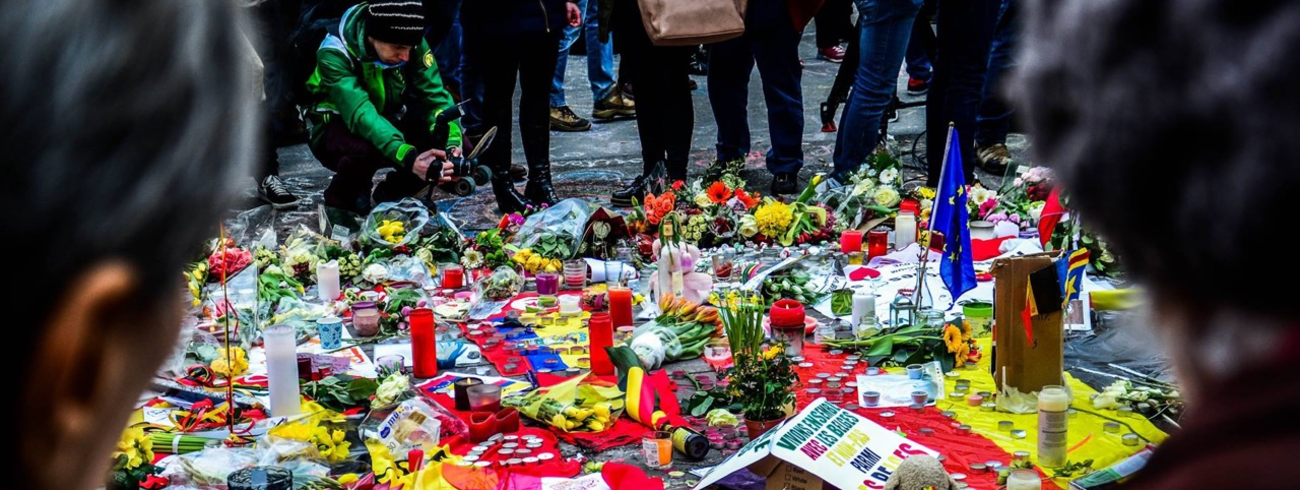 Mensen tonen solidariteit na de aanslagen in Brussel  