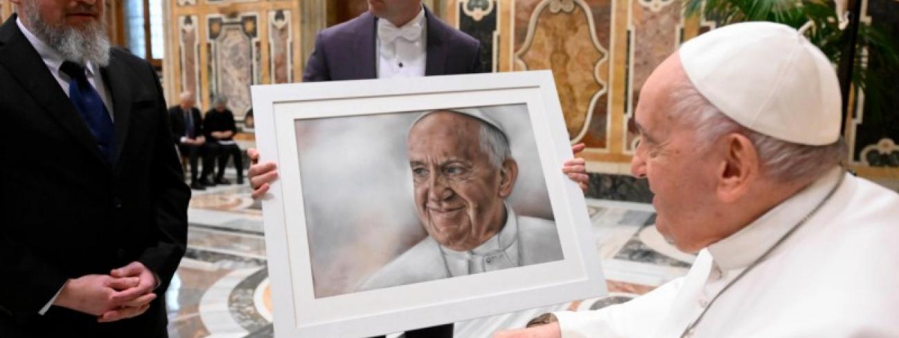 Pre Petri Sede overhandigde ook een fraai geschenk aan de paus © Vatican Media