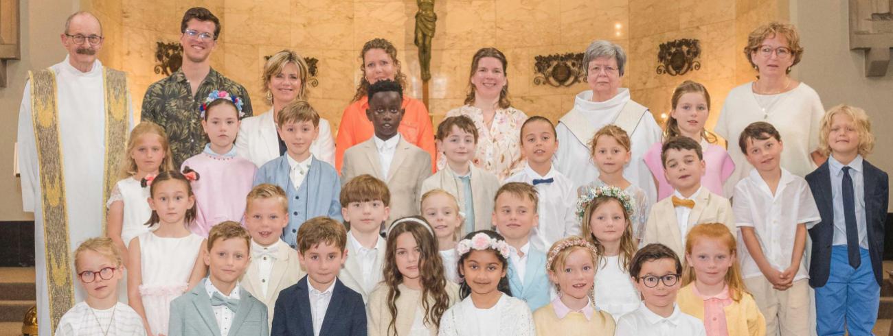 een groepsfoto: de 25 kinderen, pastoor Ronald, Mia en de hele ploeg van OLV Pulhof © Sandra Janssen en Wim Duysburgh