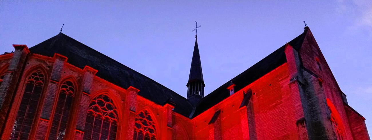 Red Wednesday aan de Sint-Kwintenskerk 