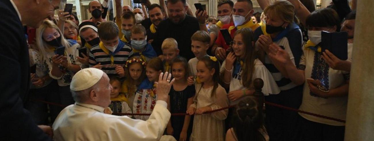Verschillende aanwezigen, onder wie ook kinderen, droegen de kleuren van Oekraïne © Vatican Media