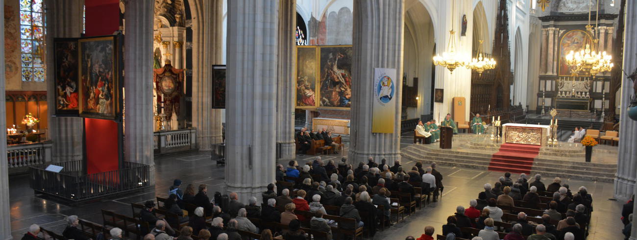Heel wat mensen woonden de viering bij. © Karin Aernout