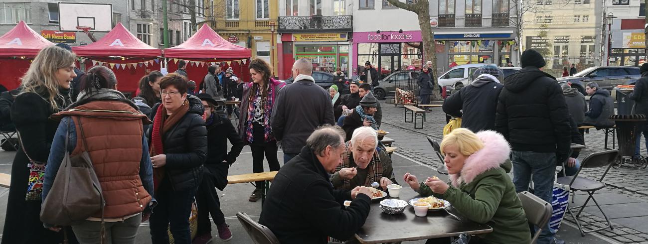 Vanzelfsprekend is er een lekkere hap voorzien. De buurt rond het De Coninckplein is een van de armste van de stad. 