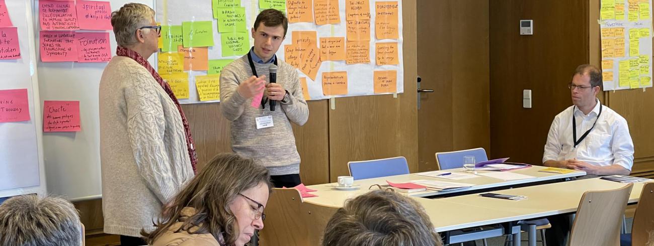 Op een driedaagse meeting in Luxemburg wisselen theologen en mensen uit de pastorale praktijk ervaringen uit over synodaliteit. © Lieve Wouters