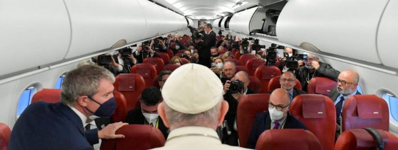 Paus Franciscus tijdens een geïmproviseerde persconferentie op het vliegtuig © Vatican Media