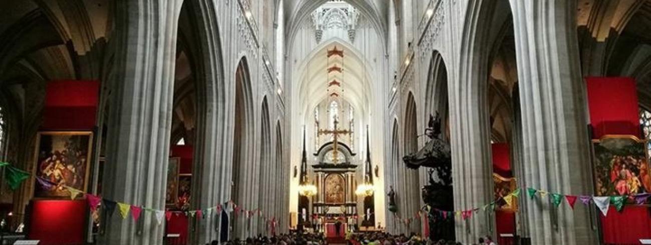 De vormelingen vierden eucharistie in de Antwerpse kathedraal 