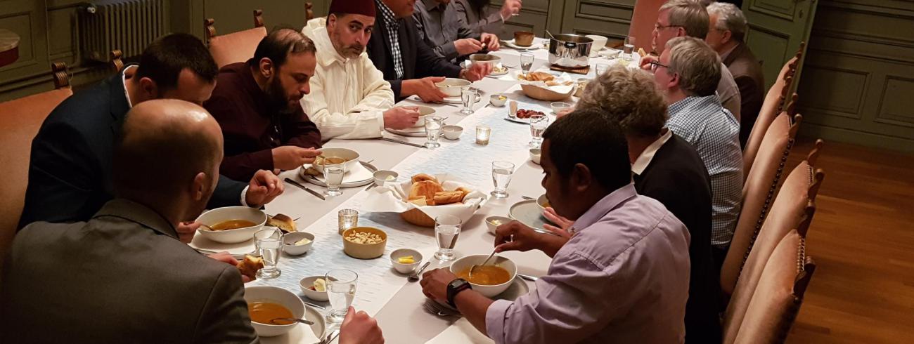 Bisschop Bonny biedt een iftarmaaltijd aan in het bisschopshuis © Bisdom Antwerpen