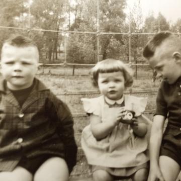 Hilde Flobert tussen haar twee grote broers. 