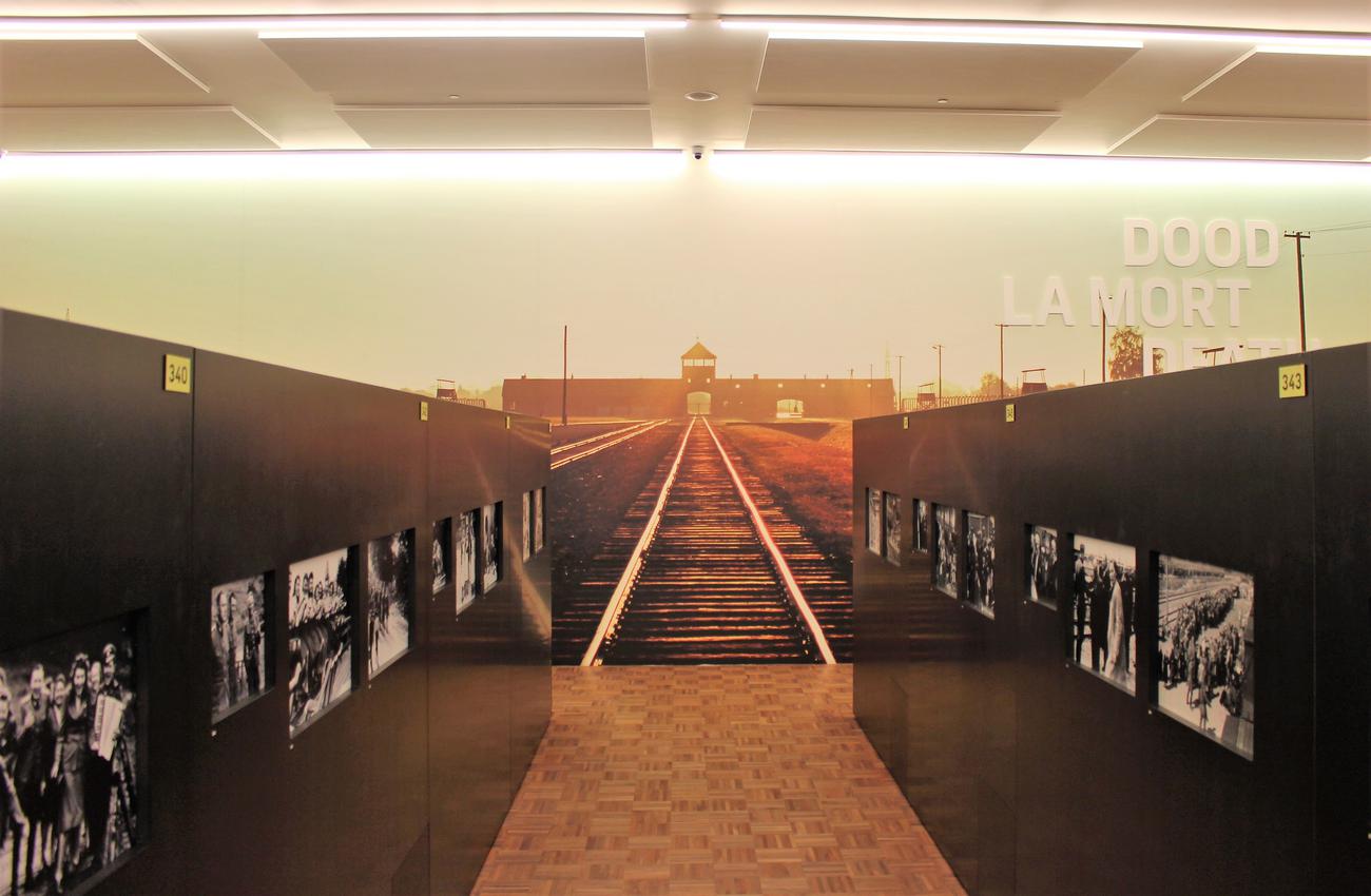 Polarisatie, een doodlopend spoor. Zicht op Auschwitz in Kazerne Dossin. © Nele Custers Polarisatie, een doodlopend spoor. Zicht op Auschwitz in Kazerne Dossin. © Nele Custers