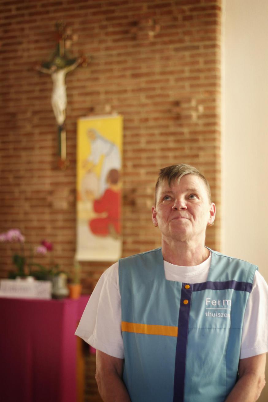 Thuisverzorgende Betty in de kapel van de zusters van de Jacht in Heverlee. 'Het liefst werk ik met de mensen zelf, de persoonszorg.' © Ferm Thuiszorg