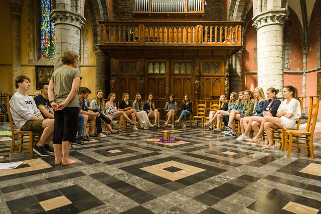 In een halve cirkel krijgen de leerlingen uitleg over het ritueel. © James Arthur