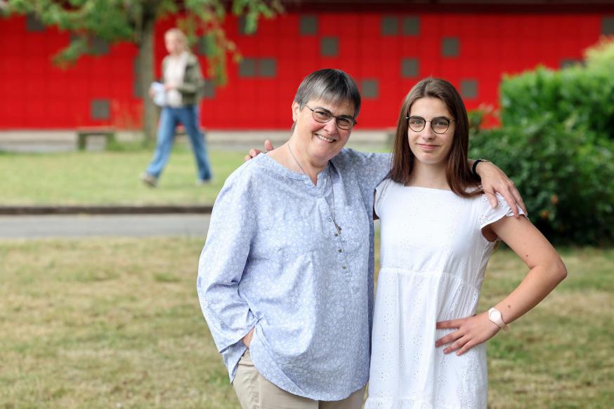 Nadia Poplawska met zuster Bieke van het Sint-Bernarduscollege in Oudenaarde. © Kristof Ghyselinck