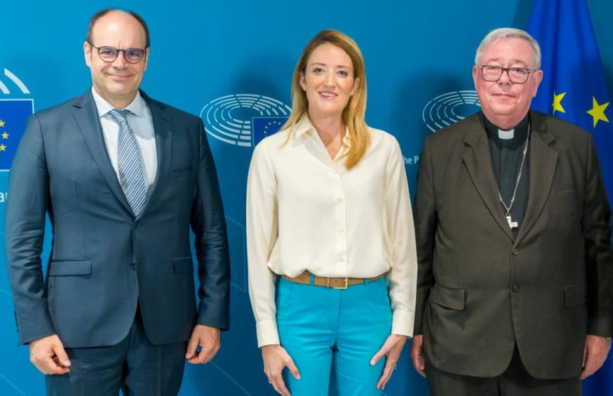 Pastor Christian Krieger, Roberta Metsola en kardinaal Jean-Claude Hollericht  © Europees Parlement