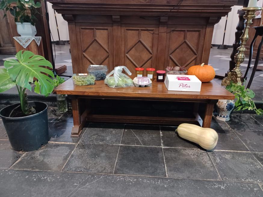 De offergaven 'oogst' in augustus. © Heidi Claessen