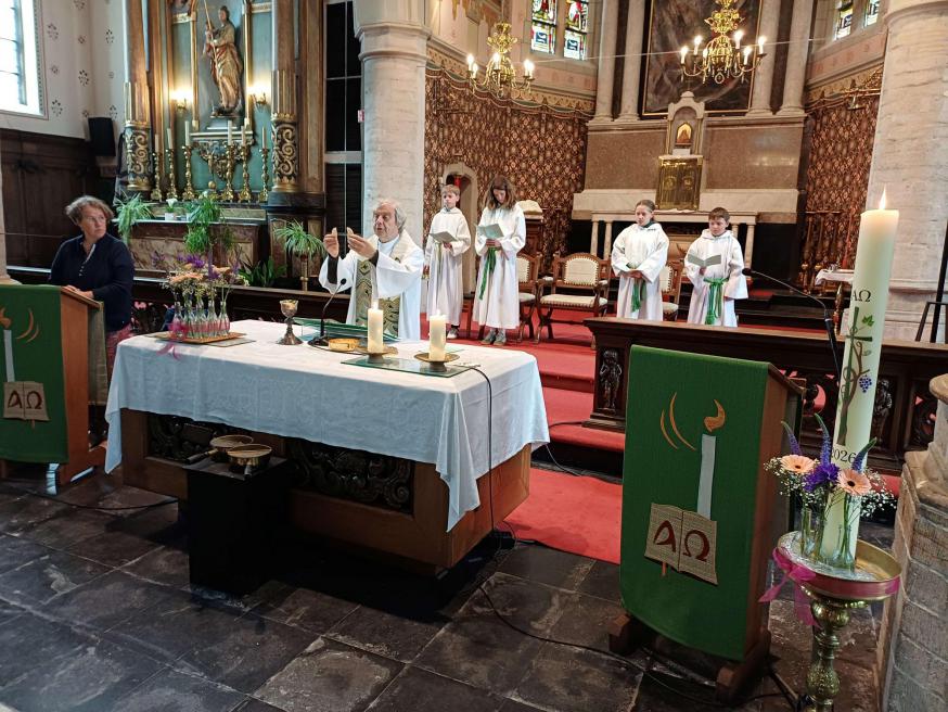 Priester Chris toen hij nog helemaal 'op de been' was. © PM