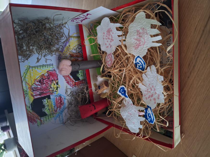 Resultaat Project Kerststallen (kleinkinderen Stella en Sophia) © Hilde De Zutter