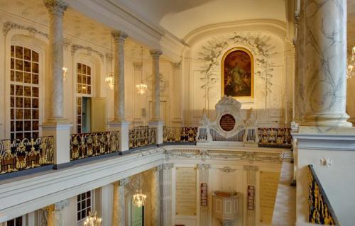 het prachtige interieur van de protestantse kerk