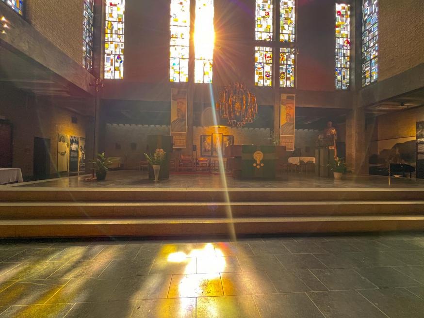 Licht in de Damiaankerk te Leuven © Chris De Groote