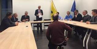Vlaams minister-president Geert Bourgeois met enkele ondertekenaars©PM