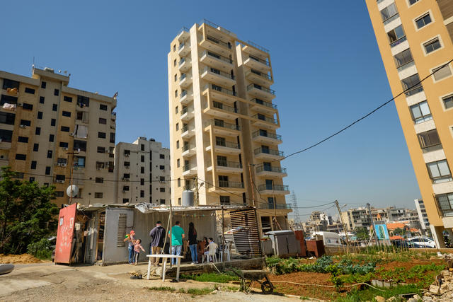 Syrische vluchtelingen in een containerhuis in Beirut. © Isabel Corthier