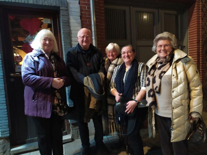 Bisschop Lode op de foto met medewerkers 