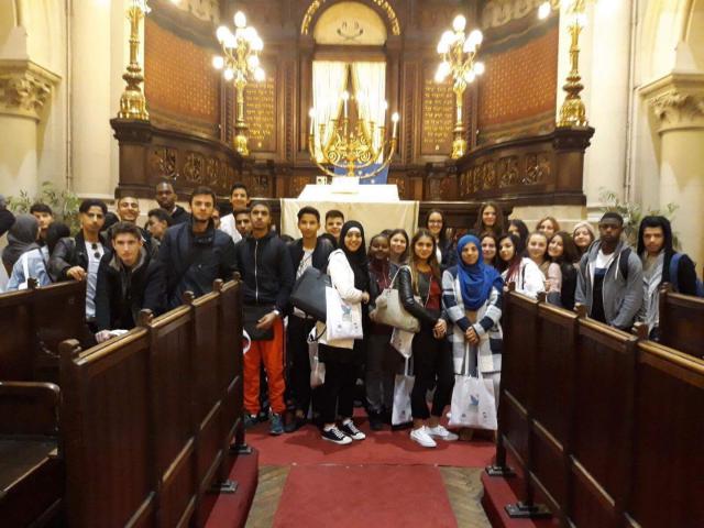 Scholieren van verschillende levensbeschouwingen samen in de Brusselse Grote Synagoge © Gledis Shabani - Sant'Egidio