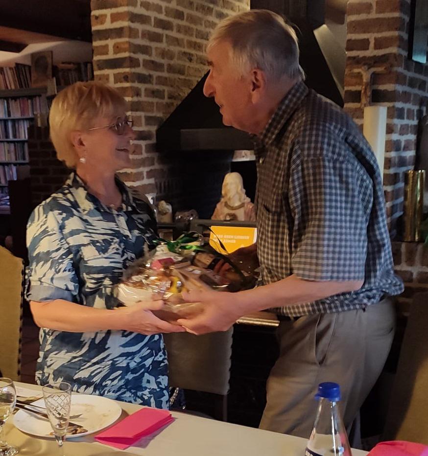 Joris Weyts bedankt Carine namens de collega zorgpastores en meewerkend priesters voor de fijne samenwerking © Joris Weyts