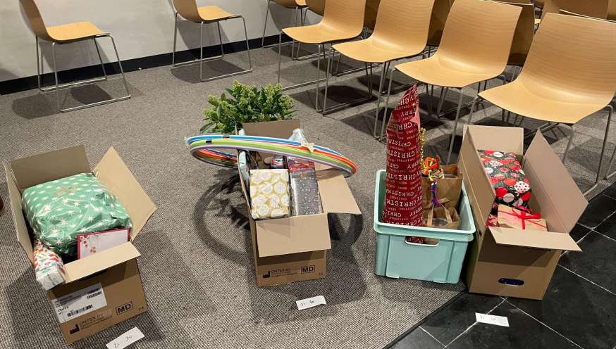 Sterren in de kerstboom © parochie Sint-Ermelindis