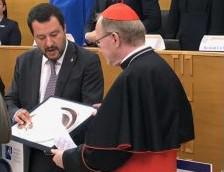 De Italiaanse minister van Binnenlandse Zaken Matteo Salvini overhandigt de cultuurprijs aan kardinaal Wim Eijk © Aartsbisdom Utrecht