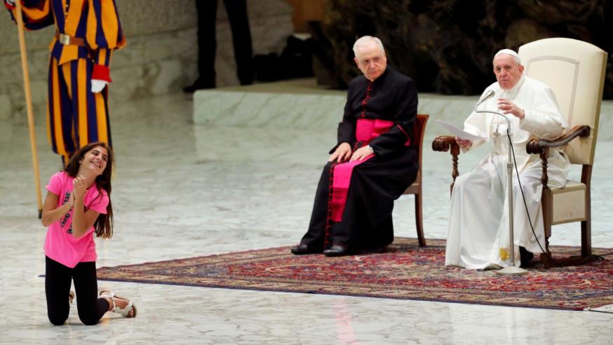 Een argeloos meisje danst tijdens de algemene audiëntie van paus Franciscus op woensdag 21 augustus 2019 © VaticanMedia Een argeloos meisje danst tijdens de algemene audiëntie van paus Franciscus op woensdag 21 augustus 2019 © VaticanMedia