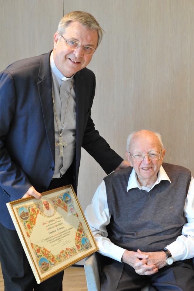 Mgr. Johan Bonny overhandigt de pauselijke zegen. © Familie van Jef Mermans