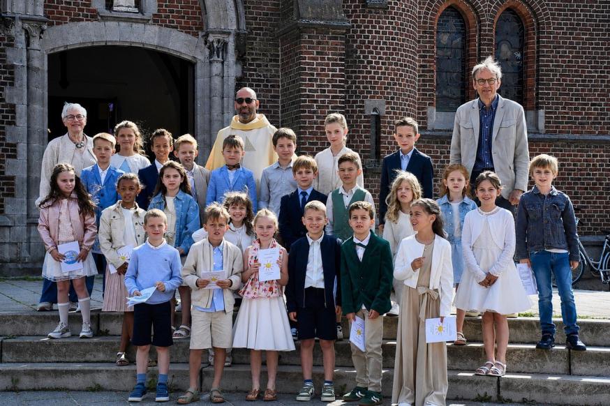 De 24 prachtig uitgedoste "zonnetjes" uit Wilsele en Attenhoven, samen met pater Juan-Carlos en de catechisten in de Sint-Agathakerk 