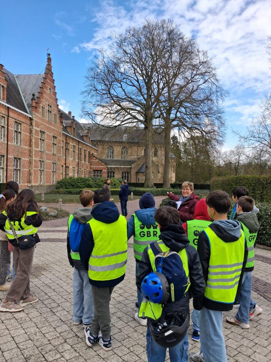 Greet geeft de vormelingen een rondleiding rond de abdij. © Werner Mertens.