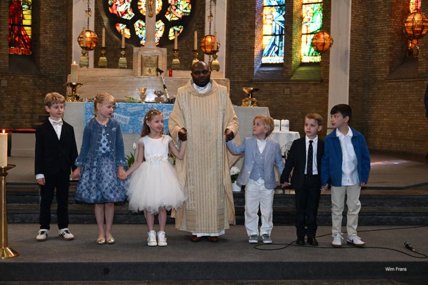De eerste communicanten met priester Serge © Wim