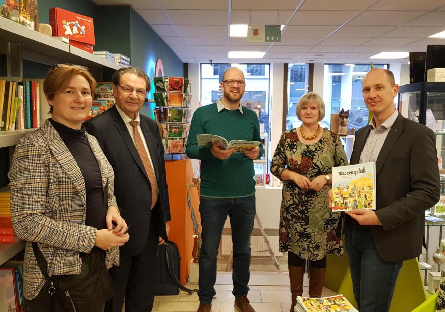 Van links naar rechts: Marian Knetemann (VBG), mgr. Herman Cosijns, Dries de Bakker (coauteur, VBG), Martine Stevelinck (Guimardshop) en Jan Dams (coauteur) © GL Van links naar rechts: Marian Knetemann (VBG), mgr. Herman Cosijns, Dries de Bakker (coauteur, VBG), Martine Stevelinck (Guimardshop) en Jan Dams (coauteur) © GL