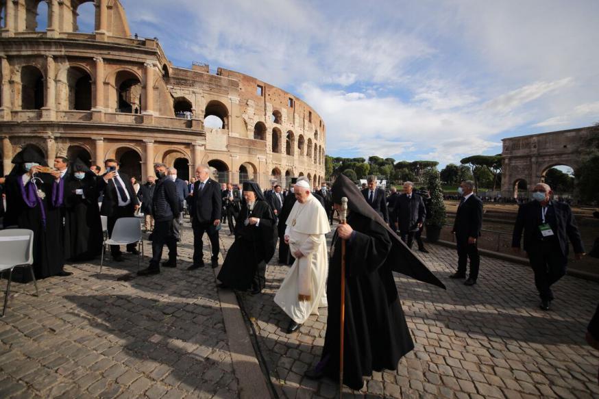 De slotceremonie van de tweedaagse bijeenkomst van de leiders van de wereldreligies ‘in de geest van Assisi’ vond plaats voor het Colosseum in Rome © Sant'Egidio De slotceremonie van de tweedaagse bijeenkomst van de leiders van de wereldreligies ‘in de geest van Assisi’ vond plaats voor het Colosseum in Rome © Sant'Egidio