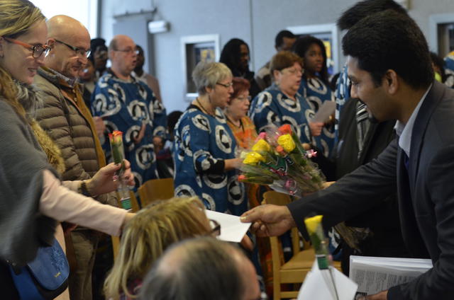 moslims geven bloemen tijdens Kerstviering © Ahmadiyya Moslim Gemeenschap 