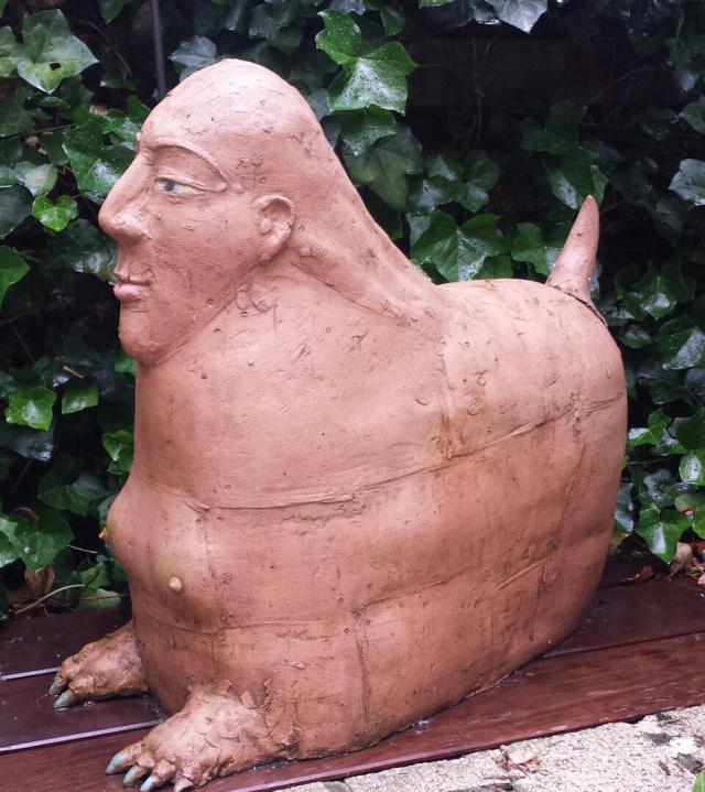 Dit beeld van Luk Versluys staat in het tuintje van Kolet Janssen en doet haar vaak denken aan God. © Kolet Janssen Dit beeld van Luk Versluys staat in het tuintje van Kolet Janssen en doet haar vaak denken aan God. © Kolet Janssen