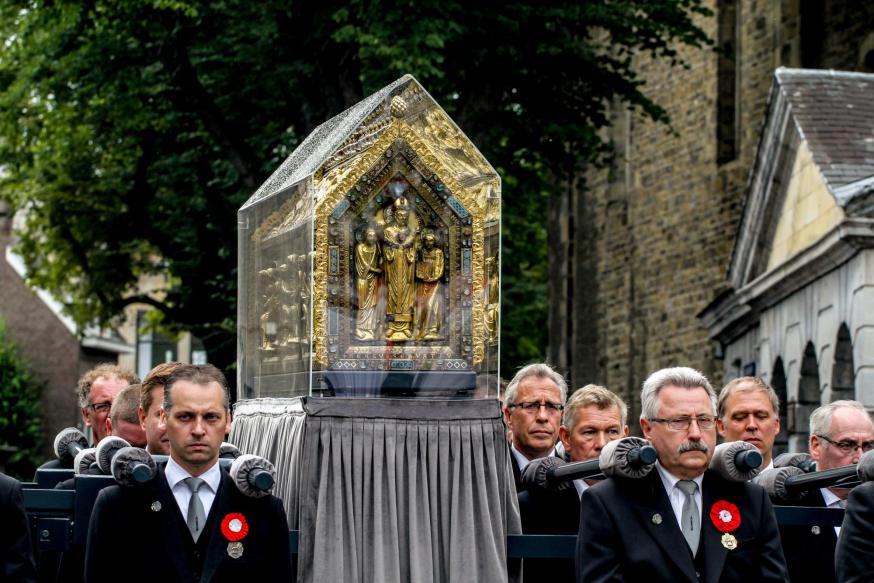 Het hoogtepunt van de Heiligdomsvaart: het tonen van de ‘noodkist’ waarin de overblijfselen van Sint-Servaas worden bewaard. © Jean-Pierre Geusens