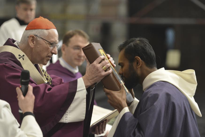 Kardinaal Jozef De Kesel en Christhuraja Lourdhusamy tijdens zijn diakenwijding twee jaar geleden © Aartsbisdom Mechelen-Brussel