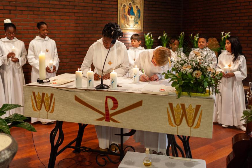 jongeren ondertekenen hun geloofsbelijdenis 