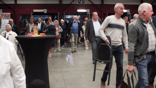 De bijna 700 aanwezigen op de startavond vonden met een stoel onder de arm een plaatsje in de Limburghal in Genk. © Jente Vandewijer De bijna 700 aanwezigen op de startavond vonden met een stoel onder de arm een plaatsje in de Limburghal in Genk. © Jente Vandewijer