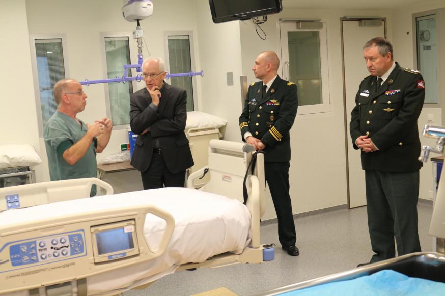 Kardinaal De Kesel Bezoekt Militair Hospitaal Neder Over Heembeek Kerknet