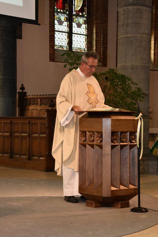 pastoor Christ Demeester bij het begin van de aanstellingsviering van het team © Pastorale Eenheid O.L.V. Krekedal Kortemark