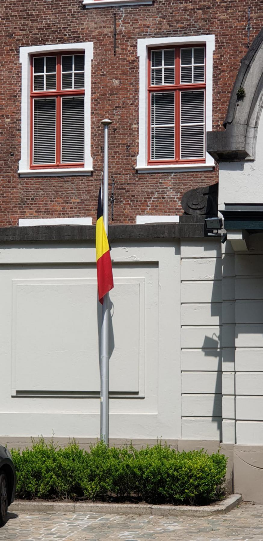 De vlag van het bisschopshuis hangt halfstok om de slachtoffers van de overstromingsramp te herdenken. © Jo Maes