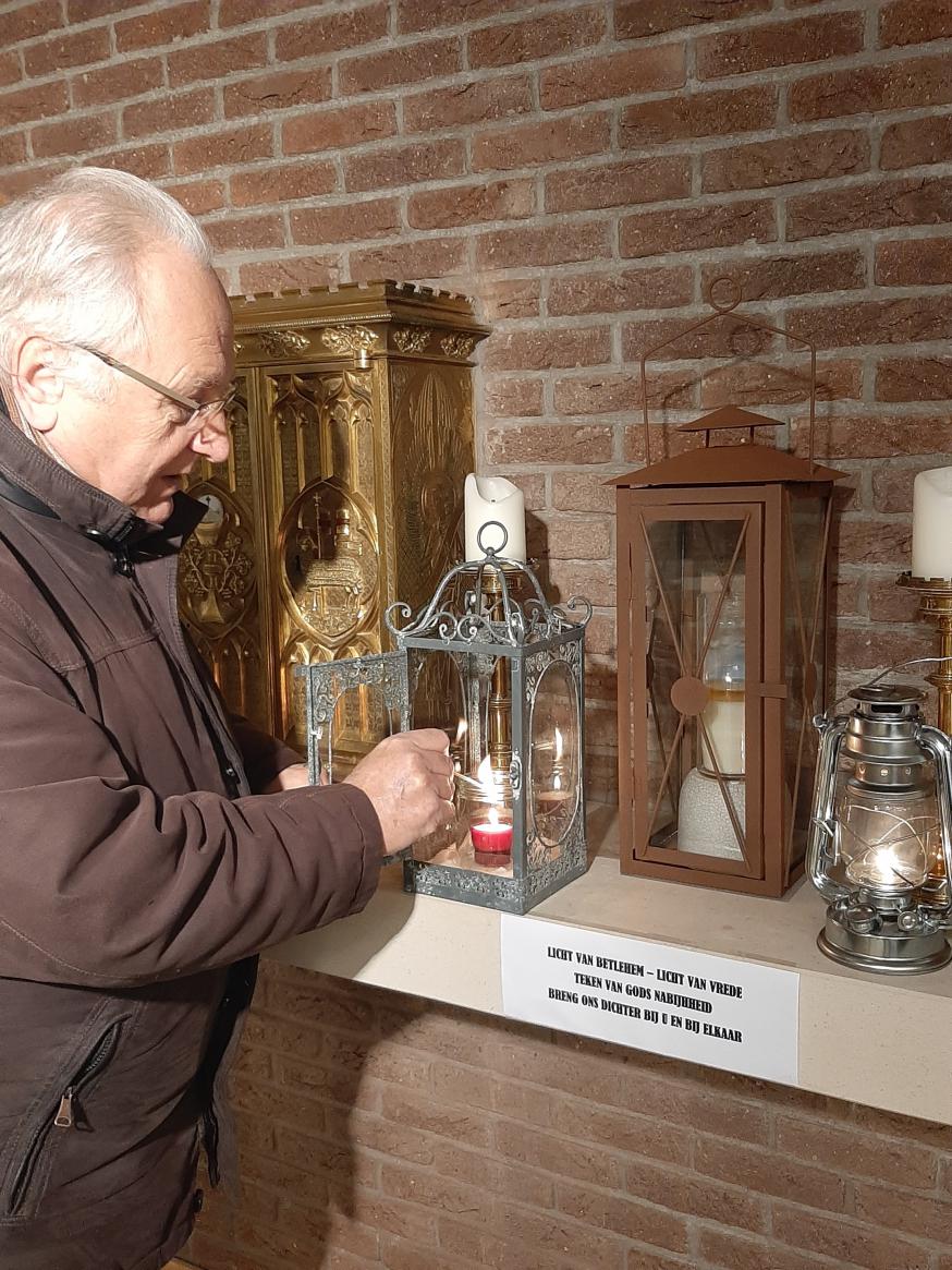 Pastoor Frans overhandigt Licht van Betlehem © Pastoor Frans overhandigt Licht van Betlehem