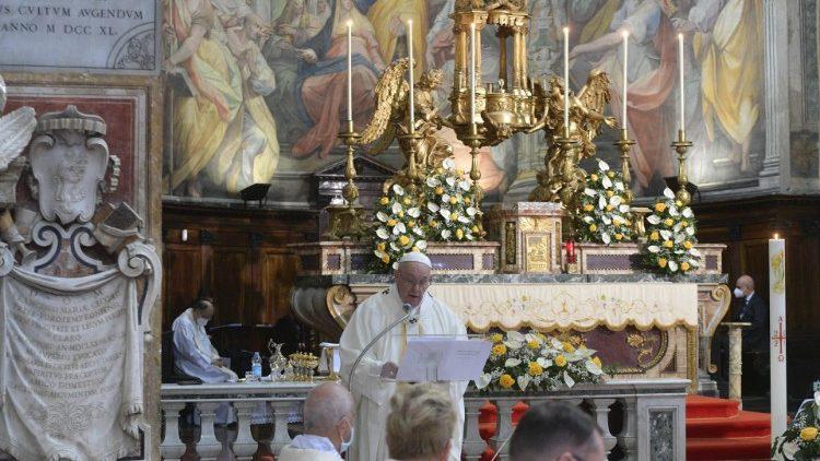 Paus Franciscus in de Santo Spirito in Sassia, de kerk van de Goddelijke Barmhartigheid in Rome, op Beloken Pasen 2021 © VaticanMedia Paus Franciscus in de Santo Spirito in Sassia, de kerk van de Goddelijke Barmhartigheid in Rome, op Beloken Pasen 2021 © VaticanMedia