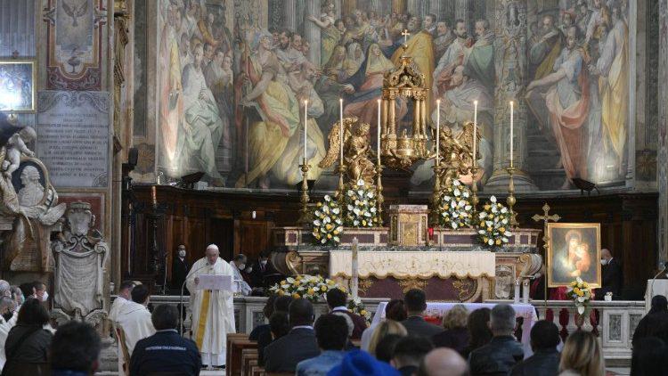 Paus Franciscus in de Santo Spirito in Sassia, de kerk van de Goddelijke Barmhartigheid in Rome, op Beloken Pasen 2021 © VaticanMedia Paus Franciscus in de Santo Spirito in Sassia, de kerk van de Goddelijke Barmhartigheid in Rome, op Beloken Pasen 2021 © VaticanMedia